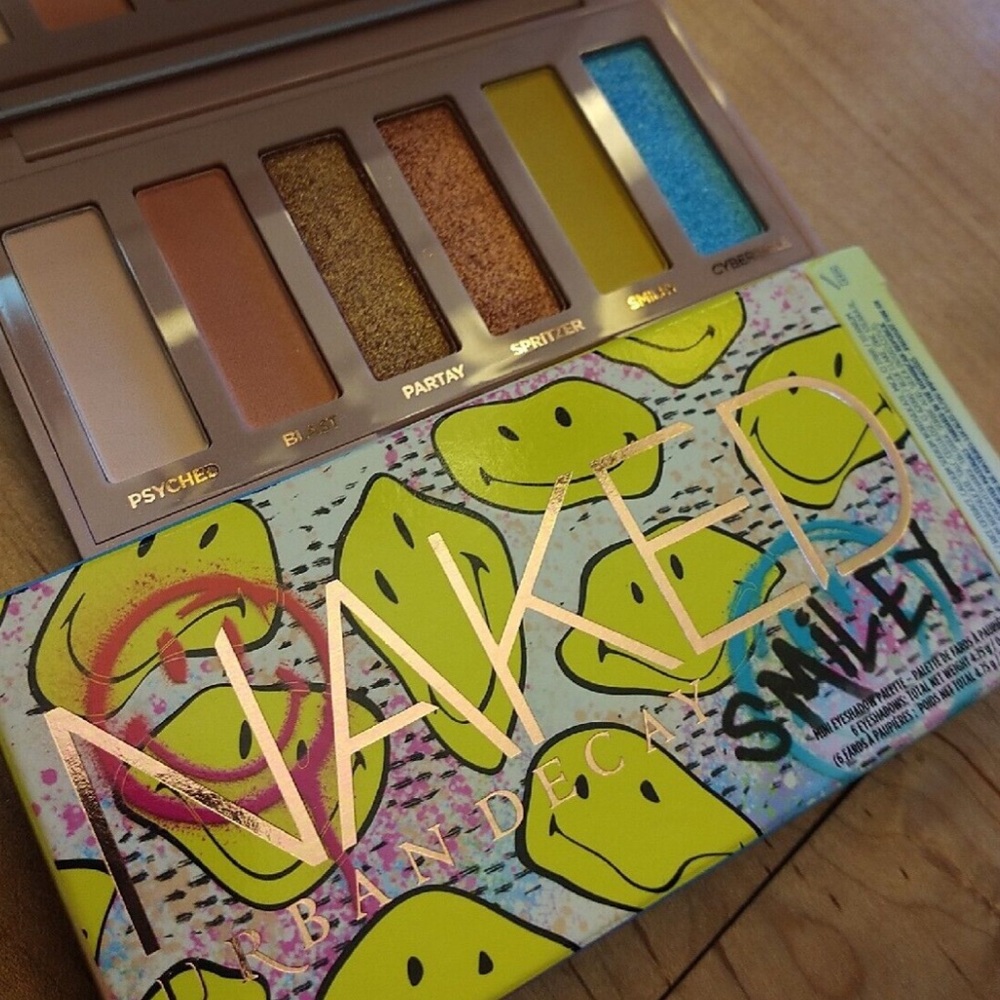 New Urban Decay x Smiley® Naked Eyeshadow Palette - Picture 11 of 13